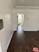 1050 W 60th Pl in Los Angeles, CA - Building Photo - Building Photo