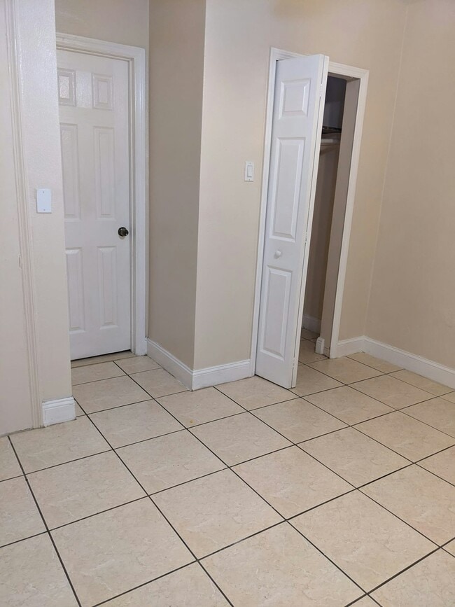 1241 NE 212th Terrace in Miami, FL - Building Photo - Building Photo