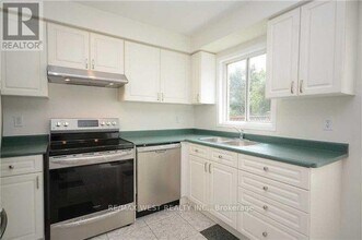 5758 Greensboro Dr in Mississauga, ON - Building Photo - Building Photo