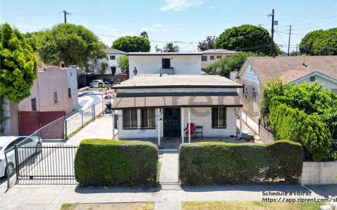 910 E 90th St in Los Angeles, CA - Building Photo