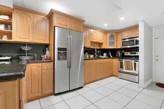 1555 W 44th Pl, Unit 322 in Hialeah, FL - Foto de edificio - Building Photo
