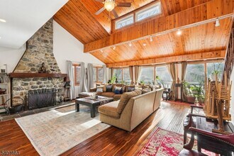 197 Point Breeze Dr in West Milford, NJ - Building Photo - Building Photo