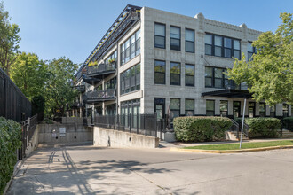 University Commons IV in Chicago, IL - Building Photo - Building Photo