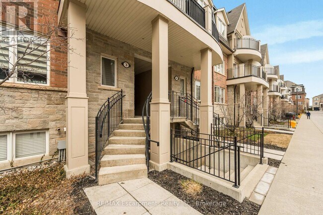 2420 Baronwood Dr in Oakville, ON - Building Photo - Building Photo