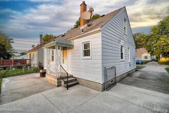 6151 Helen St in Garden City, MI - Building Photo - Building Photo