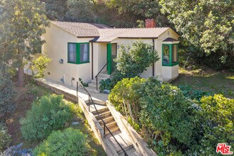 3705 Fredonia Dr in Los Angeles, CA - Building Photo - Building Photo