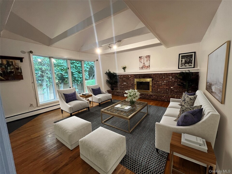 73 Railroad St in Greenlawn, NY - Building Photo