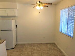 4711 Convaire Ave, Unit 2 in Las Vegas, NV - Foto de edificio - Building Photo