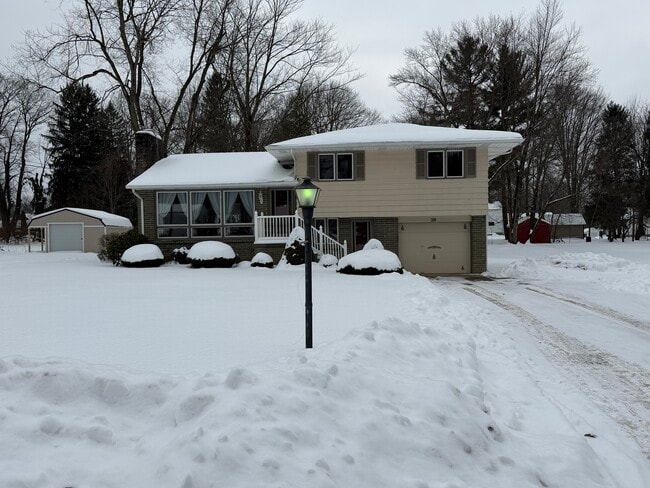 property at 26 E Oakwood Wy