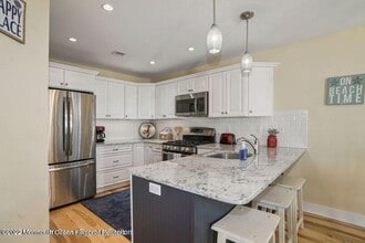 369 W 8th St in Ship Bottom, NJ - Foto de edificio - Building Photo