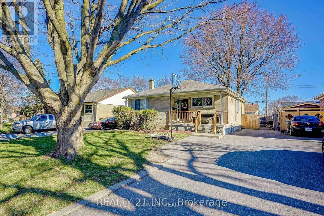 13 Billingsgate Crescent in Ajax, ON - Building Photo