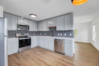 306 W Stassney Ln in Austin, TX - Building Photo - Building Photo