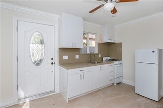 7822 Hazeltine Ave in Panorama City, CA - Foto de edificio - Building Photo