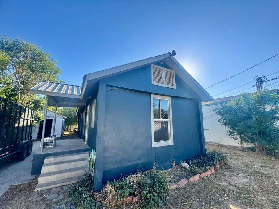 915 Rosario St in Laredo, TX - Building Photo