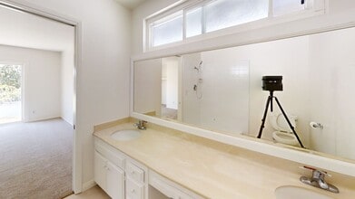 880 S Yorba St in Orange, CA - Foto de edificio - Building Photo