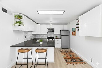 1304 Summit St in Austin, TX - Building Photo - Building Photo