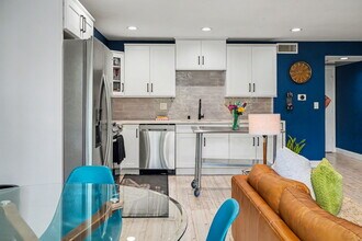 2700 Cahuenga Blvd E, Unit 1203 in Los Angeles, CA - Foto de edificio - Building Photo