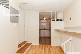 211 Lake Shore Rd, Unit 2 in Boston, MA - Foto de edificio - Building Photo