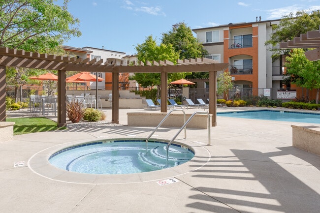 The Tides in Richmond, CA - Foto de edificio - Building Photo