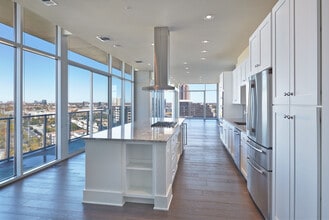 Brady in Dallas, TX - Foto de edificio - Building Photo