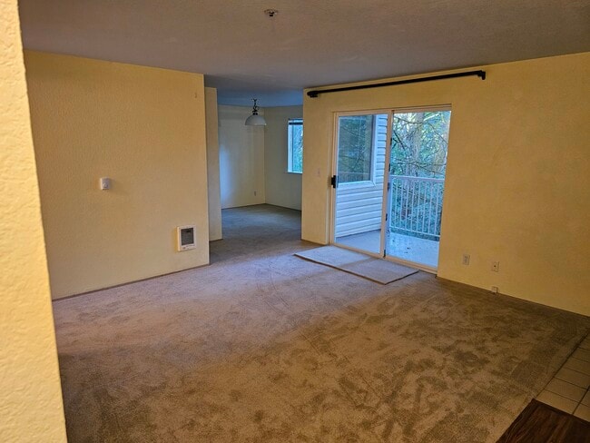 19230 Forest Park Dr NE, Unit C209 in Lake Forest Park, WA - Building Photo - Building Photo