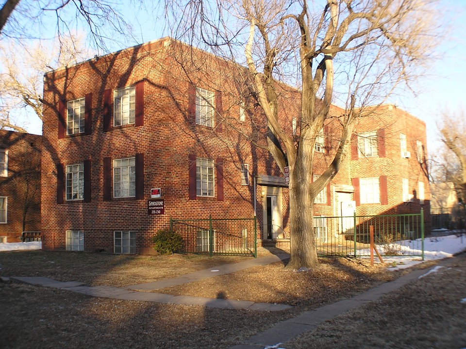 Douglas Heights in Wichita, KS - Building Photo