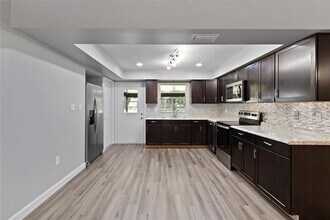 402 Century Ave in Fruitland Park, FL - Building Photo - Building Photo