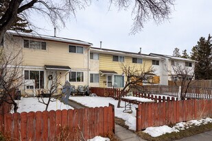 16 Dovercliffe Way SE in Calgary, AB - Building Photo