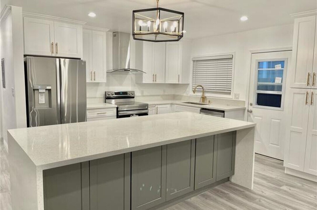 261 Prospect Ave in Long Beach, CA - Building Photo