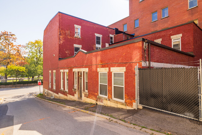 525 Viger Av E in Montréal, QC - Building Photo - Building Photo