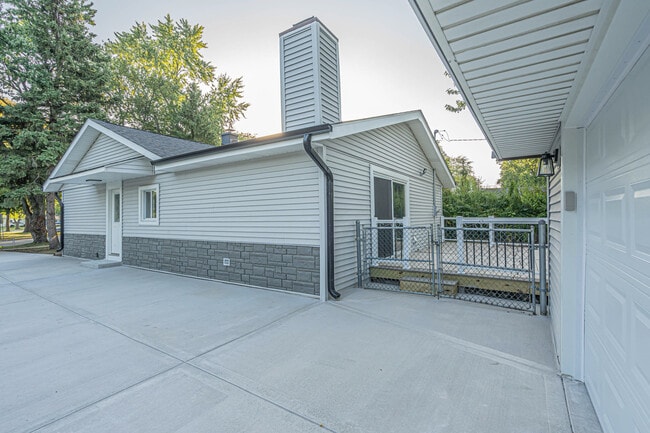 2008 Kirchoff Rd in Rolling Meadows, IL - Building Photo - Building Photo