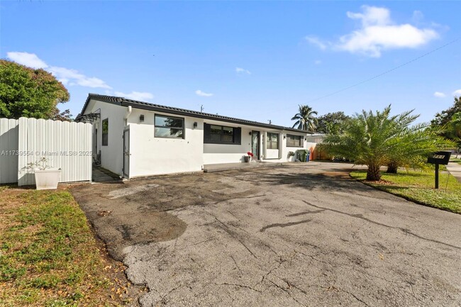 711 SW 69th Ave in Pembroke Pines, FL - Building Photo - Building Photo