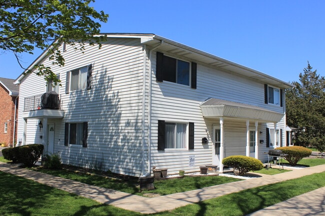 10S420 Echo Ln, Unit 4 in Willowbrook, IL - Building Photo - Building Photo