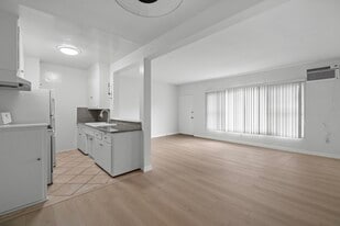 147 N Lapeer Dr in West Hollywood, CA - Building Photo