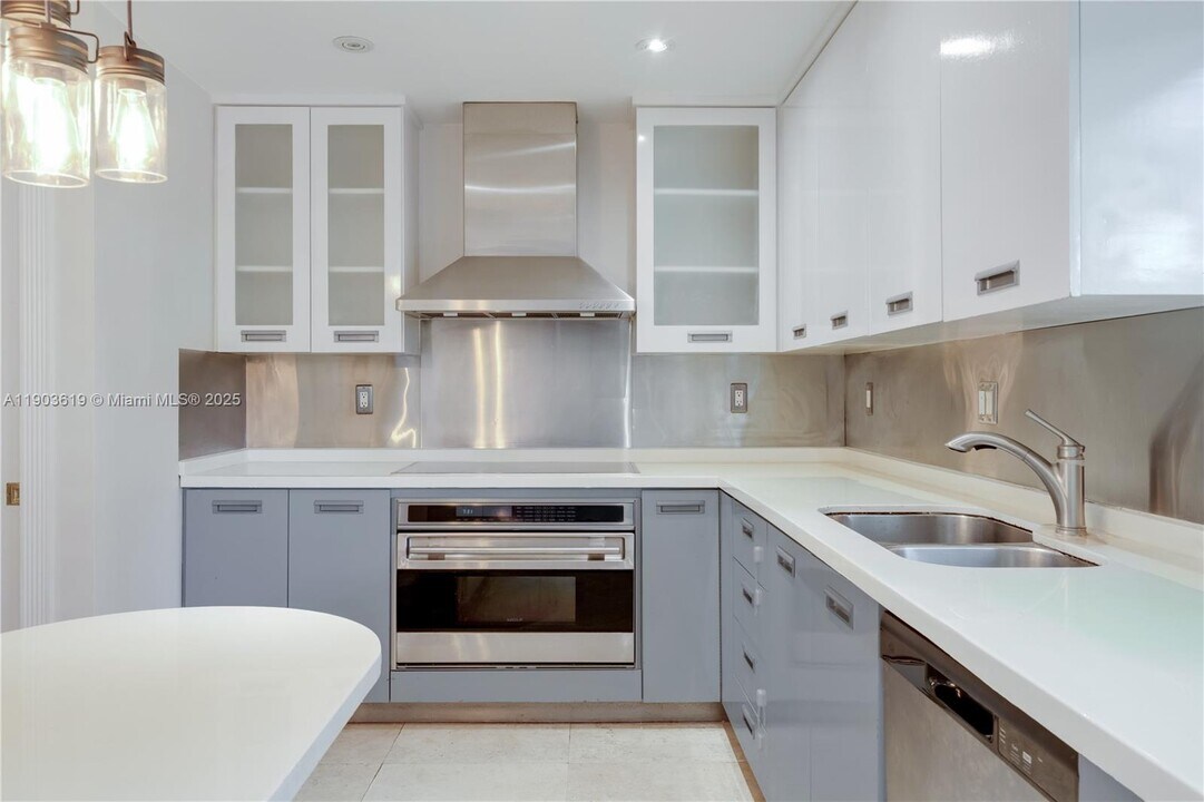 525 Ridgewood Rd in Key Biscayne, FL - Building Photo