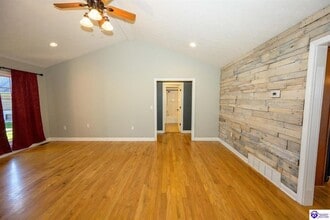 309 Castleton Ct in Vine Grove, KY - Building Photo - Building Photo
