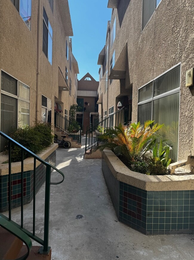 Pavillion Apartments in Van Nuys, CA - Foto de edificio - Building Photo