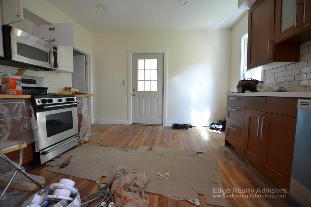 104 Brooks St in Boston, MA - Building Photo