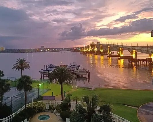 100 Silver Beach Ave in Daytona Beach, FL - Foto de edificio