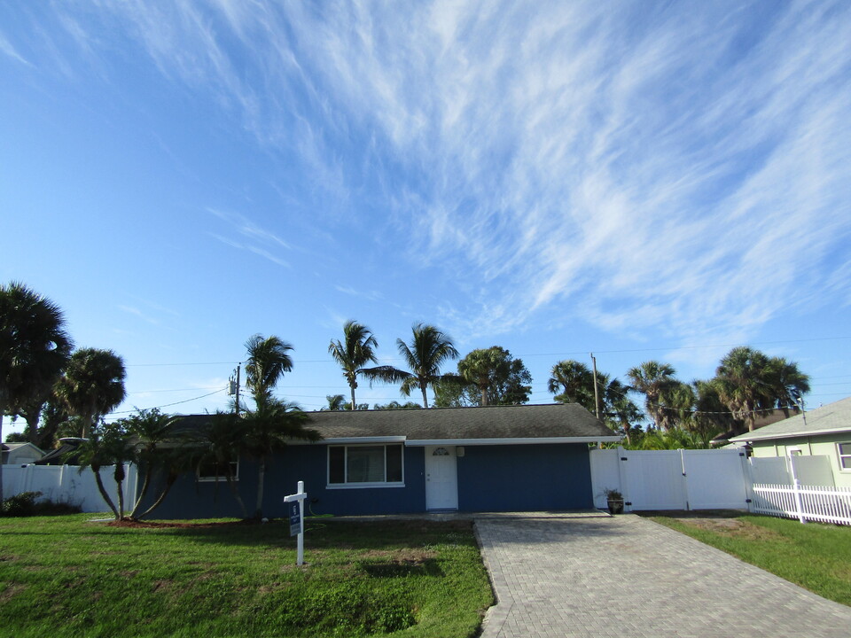 4188 Pompano Rd in Venice, FL - Building Photo