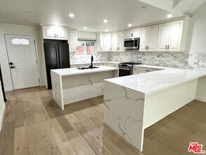 5019 W Maplewood Ave in Los Angeles, CA - Building Photo - Building Photo