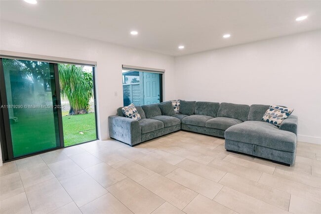 19230 Bob-O-Link Dr in Hialeah, FL - Building Photo - Building Photo