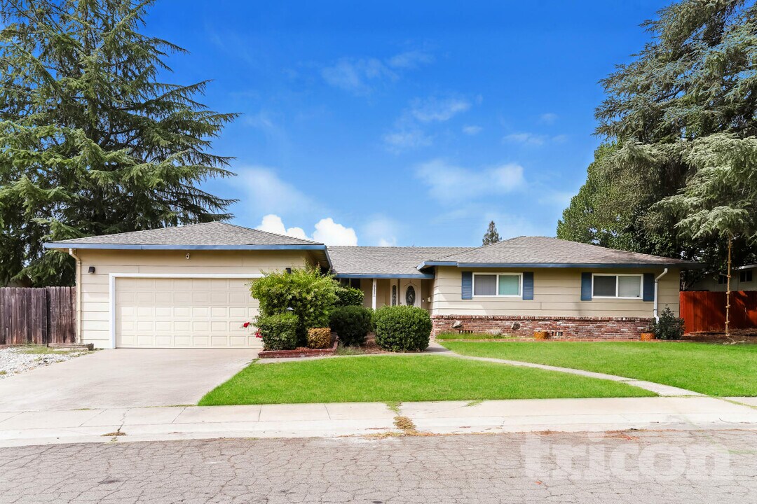 6129 Longmont Way in Carmichael, CA - Building Photo