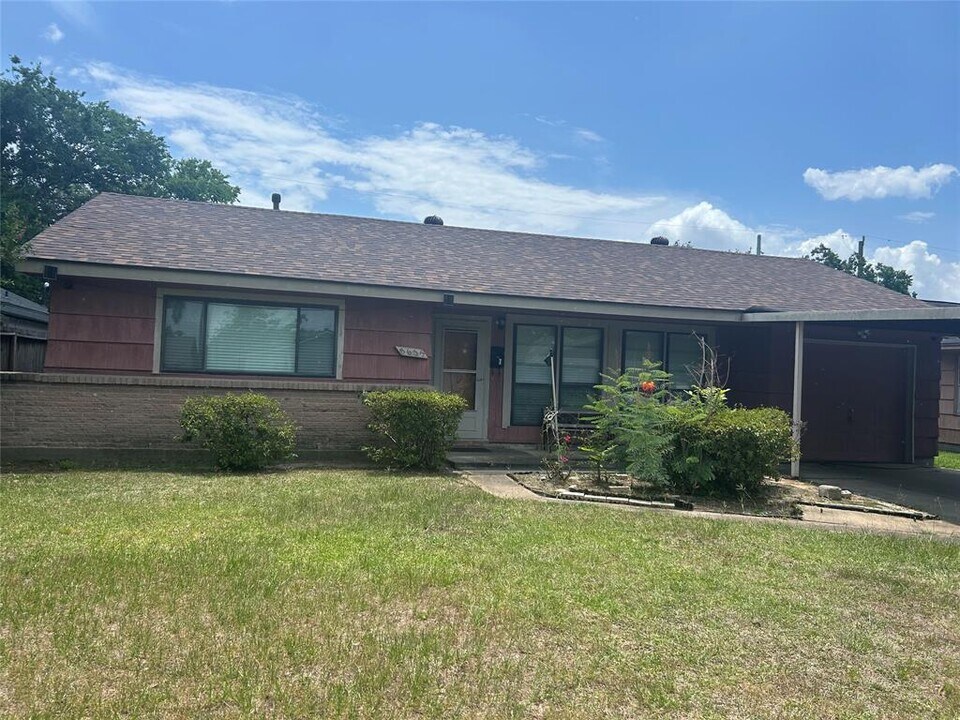 8635 McDade St in Houston, TX - Building Photo