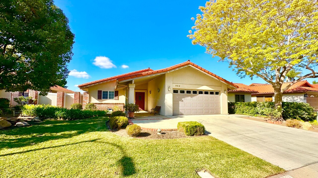 935 Crescent Bend in Fallbrook, CA - Building Photo