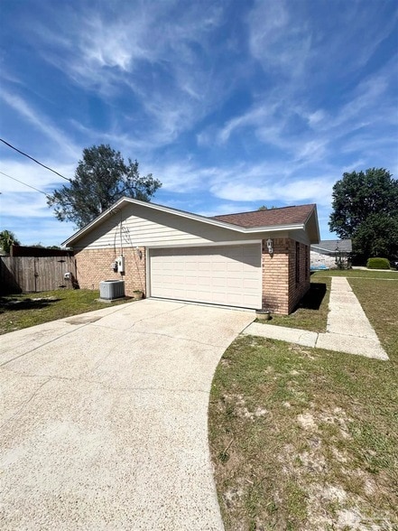 10936 Oak Valley Dr in Pensacola, FL - Building Photo - Building Photo