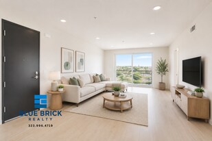 326 Robinson St in Los Angeles, CA - Building Photo