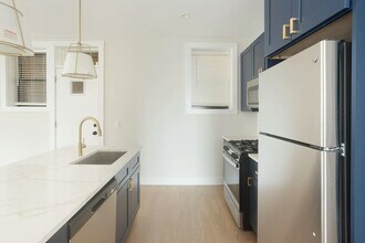 2032 W Montrose Ave in Chicago, IL - Building Photo - Building Photo