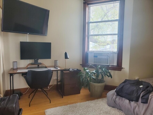 2829 W Fullerton Ave in Chicago, IL - Building Photo - Building Photo