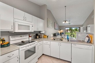 4654 Lucerne Lakes Blvd E in Greenacres, FL - Building Photo - Building Photo
